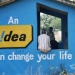 Blått litet hus med texten An Idea Can Change Your Life