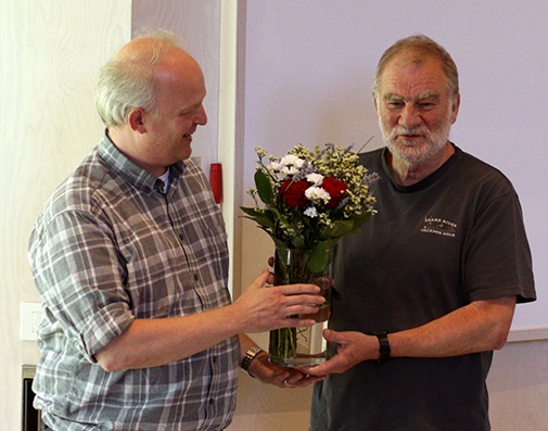 Niclas Runebou tar emot blommor från prefekt Stefan Nordlund.