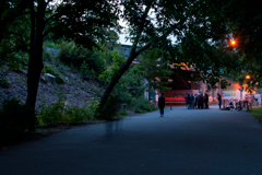 Audio-walk "The Strange Half-Absence of Wandering at Night" in Treptower Park, Berlin 2015. Copyright Johanna Steindorf. Foto: Luisa Riekes.