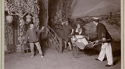 Scen ur Geishan, Vasateatern 1898. Foto: Rydins Blixtfotografier (Axel Rydin). Musik- och teaterbiblioteket. Offentlig domän.