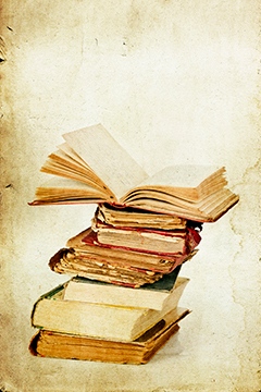Böcker A pile of books, one of them is opened.