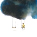 Illustration av två gungor som hänger från ett moln. På ena sitter en figur. Gjord av Stina Wirsén.