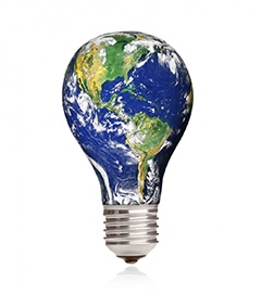 Glödlampa ekologi Lightbulb with planet earth isolated on white background.