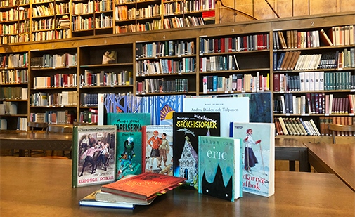 Flera omslag av barn- och ungdomsböcker i vårt bibliotek