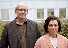 Ulf Olsson och Alexandra Borg framför en ljusblå husfasad.