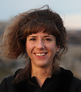 Lydia Wistisen Lydia Wistisen står utomhus. Hon ler och vinden blåser tag i hennes hår.