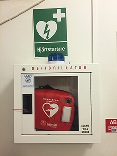 Defibrillator The Defibrillator is situated in the entranceway at Frescativägen 24E.