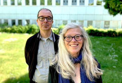 Jonas Nordin och Elisabeth Mansén står utanför ett av de södra husen vid Stockholms universitet.