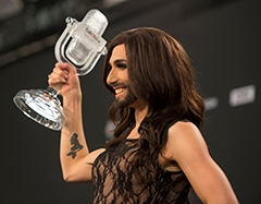 Vinnaren av Eurovision Song Contest 2014, Conchita Wurst, med segerpokalen. Foto: Albin Olsson