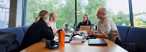 Studenter i grupp vid bord. Foto: Jens Olof Lasthein