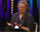 Elin Svahn med mikrofonheadset pratar på Bokmässan.